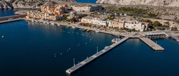 Wattway installiert den weltweit ersten photovoltaischen Schiffsanleger im Hafen von Frioul